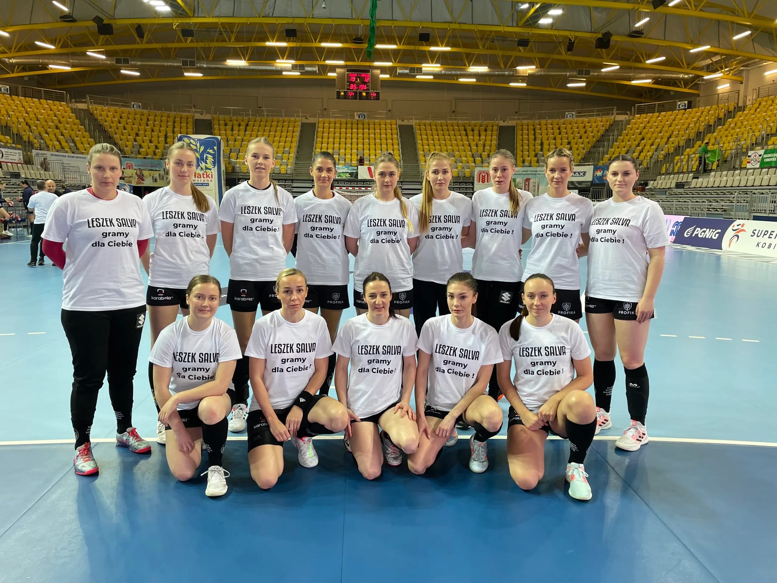 Dziennikarze i sędziowie piłkarscy zagrają dla Leszka Salvy