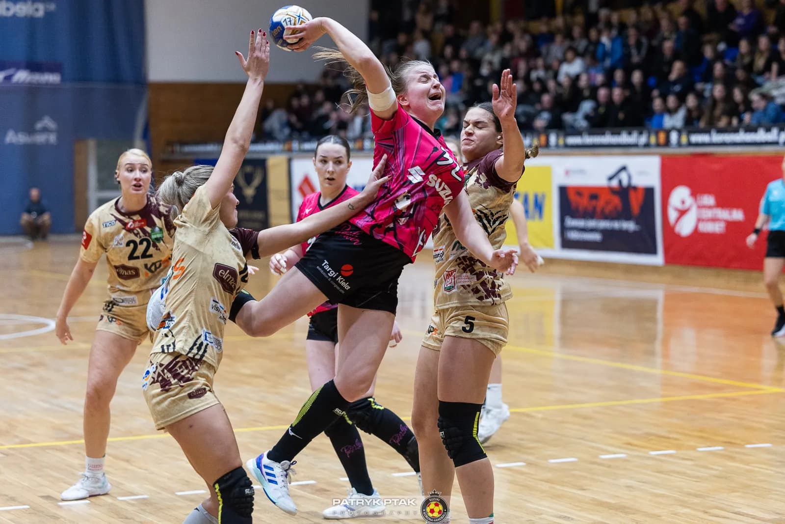 Galeria zdjęć z meczu Suzuki Korona Handball -Elmas-KPS APR Radom,   📷fot. Patryk Ptak
