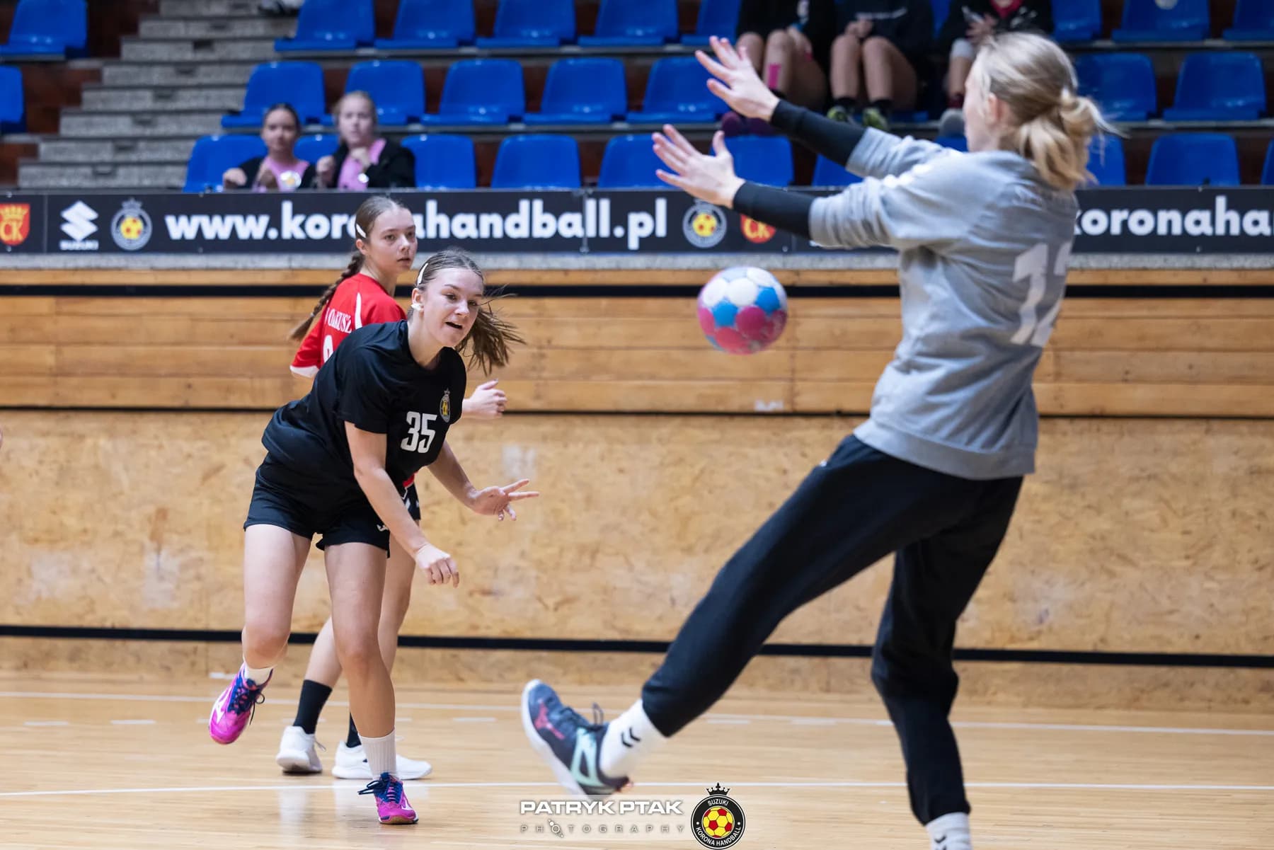 Juniorki młodsze: Korona Handbal Kielce vs. SPR Olkusz